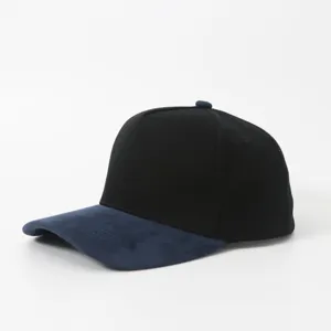 Detailansicht der 5-Panel-Patchwork-Baseballcap mit weicher Velourskrempe und Baumwollkrone.