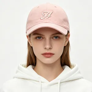 Rosa Baumwoll-Baseballkappe Detail mit feiner weißer H-Stickerei und weichem Schirmdesign.