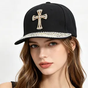 Vue détaillée d'une casquette de baseball noire avec croix strass, style hip-hop.
