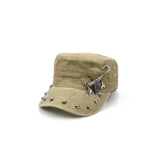Casquette militaire cloutée style punk avec détail de breloque en métal chapeau plat.