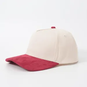 Detailansicht einer zweifarbigen 5-Panel-Baseballkappe aus Cremebaumwolle und Wildleder.