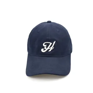 Detailaufnahme einer dunkelblauen Baumwollbaseballkappe mit weißer H-Stickerei.