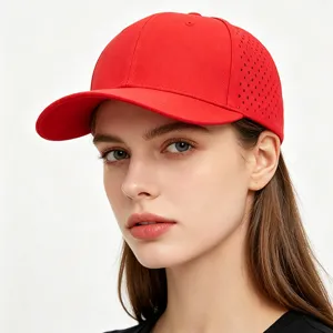 Rote, schnelltrocknende, atmungsaktive Sport-Baseballkappe mit seitlichen Belüftungsöffnungen.