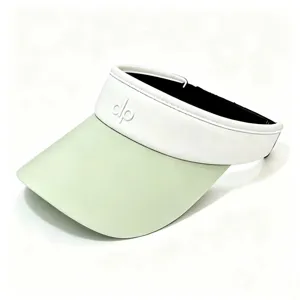 Close-up van lichtgewicht zomervizier hoed met brede groene rand en witte logo hoofdband.