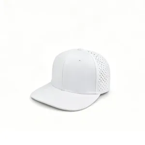 Nahaufnahme des weißen Hip-Hop-Hutes mit flacher Krempe und atmungsaktiven Seitenperforationen.