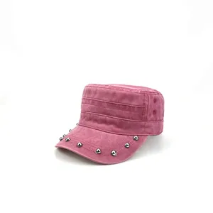 Casquette militaire plate rose avec rivets métalliques, style streetwear décontracté.