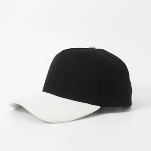 Nahaufnahme der schwarz-weißen Patchwork-5-Panel-Baseballkappe, stilvoller Outdoor-Hut.