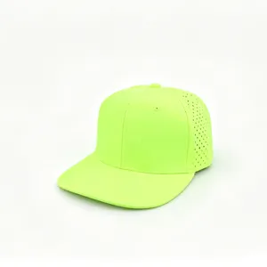Nahaufnahme Detail der neongrünen schnelltrocknenden Flat Brim Hip Hop Kappe mit Belüftung.