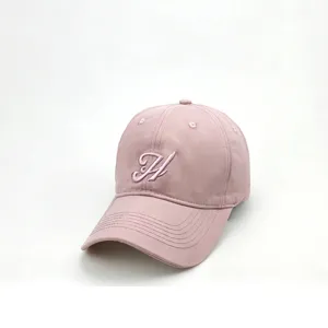 Nahaufnahme Detail der rosa Baumwoll-Baseballcap mit gesticktem H und gebogenem Schirm.