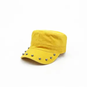 Casquette plate militaire jaune avec clous métalliques élégante casquette style casual streetwear