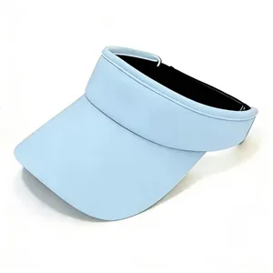 Primo piano del leggero visiera parasole azzurro, che mostra la tesa e il design traspirante.