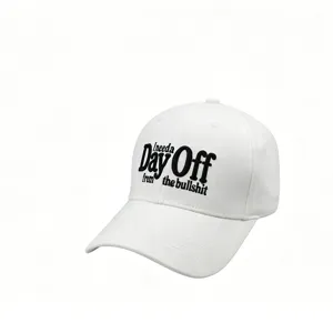 Weißer Baumwoll Baseballcap mit modischer schwarzer Stickerei, lässige Detailansicht.