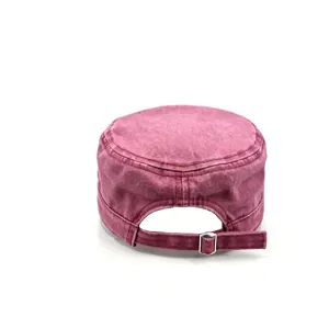 Vue détaillée de la casquette plate rose lavée avec sangle de boucle en métal réglable.