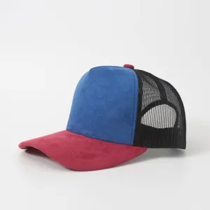 Nahaufnahme des farbblockierten Trucker-Hutes mit Mesh-Ruckseite und Veloursleder-Vorderseite.