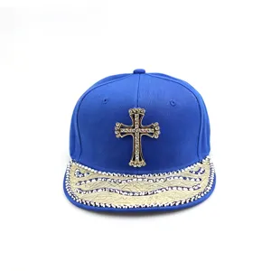 Casquette hip-hop bleue avec croix en strass, casquette plate tendance streetwear.