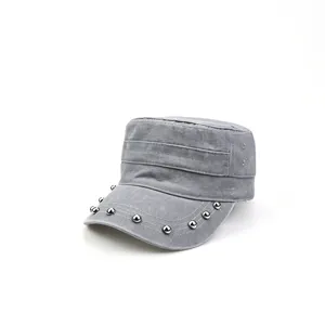Casquette militaire plate grise avec rivets métalliques sur la visière, style décontracté.