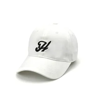 Weißes Baseballkappe Detail mit schwarzem gesticktem Buchstaben H auf weicher Baumwolle.
