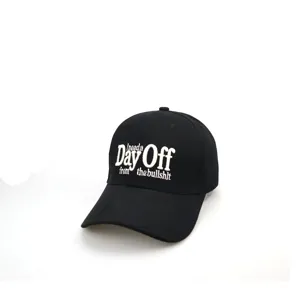 Schwarze Baumwoll Baseballkappe mit weisser bestickter Schrift, laessiger Alltagsstil.