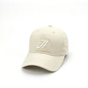 Detailansicht der beige Baumwoll-Baseballkappe mit stilvollem gestickten Buchstaben H.