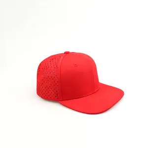 Rote Flatbrim Cap Detail, atmungsaktive lasergeschnittene Seitenteile und schnelltrocknend.