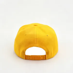 Vue arrière de la casquette snapback jaune, lanière en plastique réglable, style urbain.