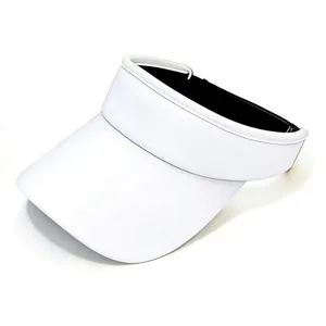 Dettaglio cappello visiera bianco, tesa larga, leggero e traspirante per viaggi e sport all'aperto.