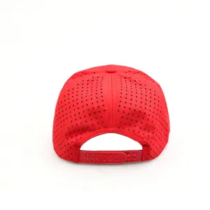 Detailansicht des atmungsaktiven roten Snapback-Cap-Verschlusses und perforierten Mesh-Designs.