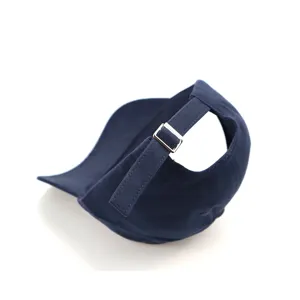 Detailansicht der dunkelblauen Baumwoll-Baseballkappe mit verstellbarem Metallriemen.