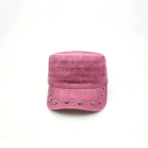 Casquette militaire plate rose avec détails de rivets en métal chic, style streetwear.