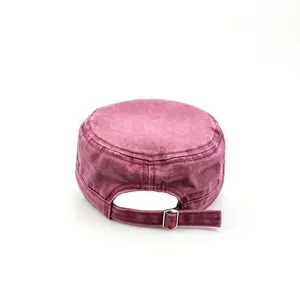 Casquette plate de cadet en cotonlave avec sangle de boucle en metal reglable style vintage.