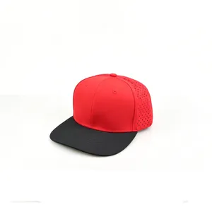 Detailansicht der rot-schwarzen Snapback Cap, flacher Schirm, atmungsaktive Ösen, Streetwear.