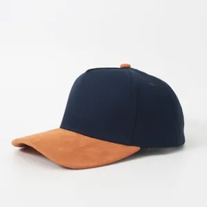 Klassische zweifarbige Baseballkappe mit dunkelblauer Krone und braunem Wildleder-Visier.