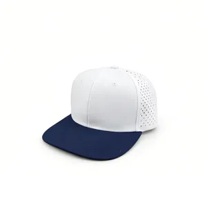 Detailansicht der weißen und dunkelblauen Hip-Hop-Mütze mit seitlichen Ventilationslöchern.