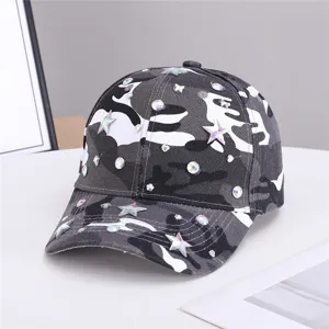 Stiloso berretto da baseball mimetico grigio con strass scintillanti e stelle per donna.