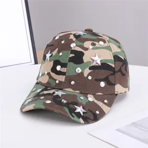 Dettaglio del cappellino mimetico con strass brillanti e decorazioni a stella uniche.