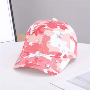 Cappellino da baseball camouflage rosa con strass, dettaglio cappello sole cristalli stelle