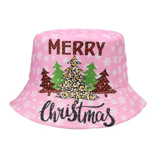 Sombrero de pescador navideño rosa con estampados de árboles y texto Merry Christmas.