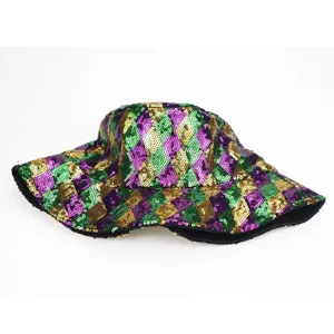 Vue détaillée du chapeau bob à sequins colorés avec motif losange vert, violet et doré vif.