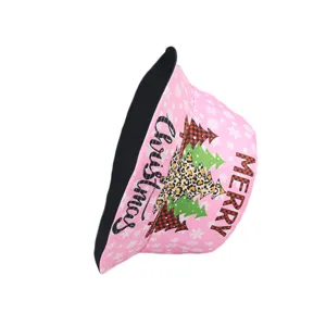 Detalle de sombrero de cubo rosa navideño con árboles de leopardo y forro negro elegante.