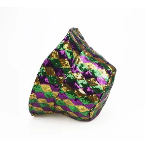 Vue détaillée d'un chapeau bob à sequins colorés avec motif losanges pour fête et carnaval.