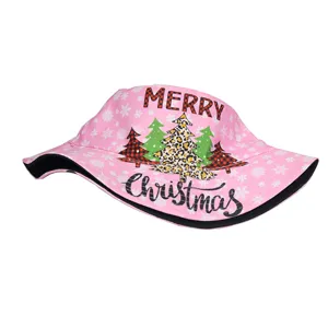 Gorro de pescador navideño rosa con estampado festivo de copos de nieve y abetos.