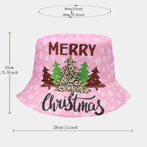 Vista detallada de sombrero de pescador rosa navideño, estampado de copos y árbol leopardo.