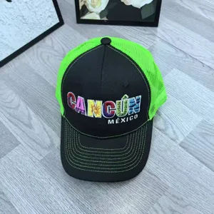 Casquette trucker noire et vert néon avec broderie Cancun Mexique, casquette mesh.