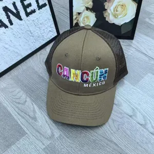 Gros plan détaillé de la casquette trucker brodée Cancun Mexique avec résille respirante et visière.