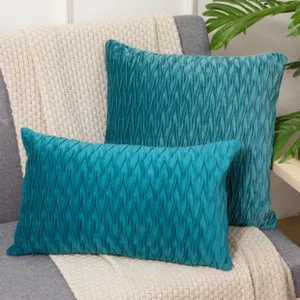 Vue détaillée de housses de coussin en velours plissé sarcelle avec motif de ciseaux.