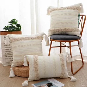 Housse de coussin decorative geometrique style boheme avec pompons salon canape