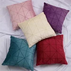 Décoratives housses de coussin en velours plissé uni, motif géométrique ciseaux du salon.