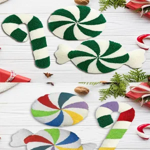 Vista dettaglio cuscino tufted caramella Natale, cuscino divano menta piperita.