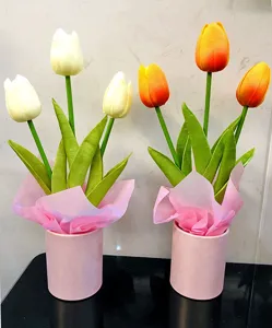 Künstlicher Tulpenblumenstrauß Detailansicht, elegante Blumendekoration für Zuhause und Geschenke.
