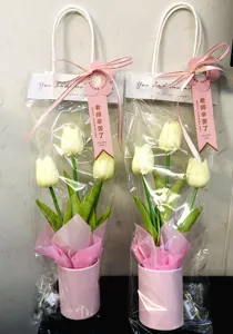 Wunderschöner künstlicher Tulpenblumenstrauß mit Geschenktüte und LED-Lichtern für Feiertage.